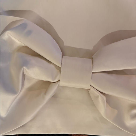 Zara Cream Mini Skirt with Bow - Picture 2 of 7